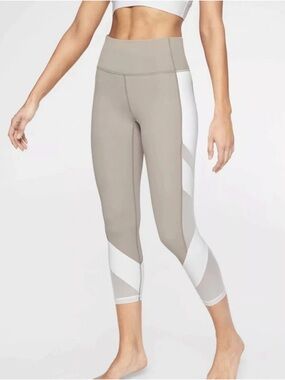 Athleta Exhale Capri Tan/White Athletic Leggings